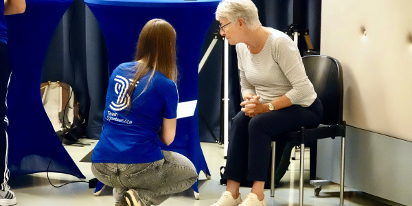 Mevrouw krijgt advies op de vitaliteitsmarkt